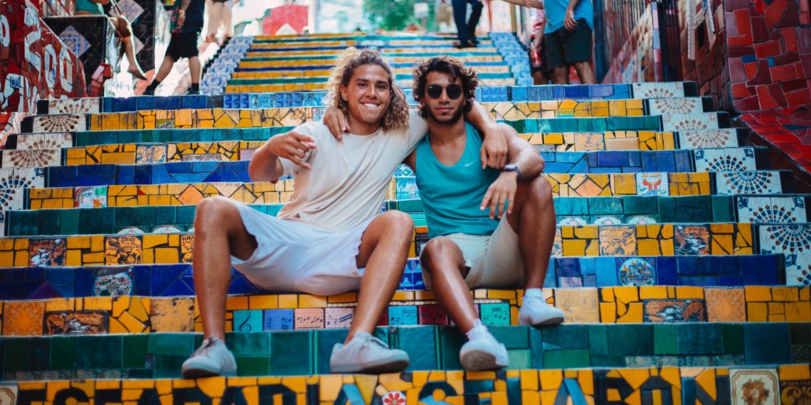 Les 6 meilleures destinations pour des vacances d'été entre amis - plare. men sitting on concrete stair during daytme