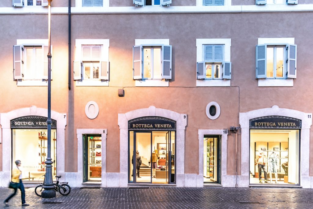 Que faire à Rome, la ville éternelle ? - plare. person walking on the sidewalk beside the building