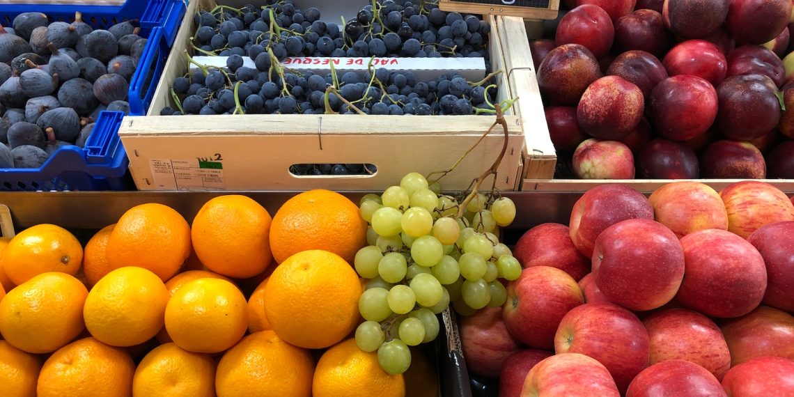 Les 10 plus beaux marchés de France à explorer pour un voyage culinaire - plare. yellow citrus fruit beside red apples and green grapes