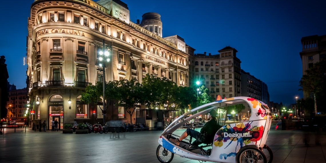 5 conseils pour profiter pleinement de la vie nocturne en Espagne - plare. person riding trike near brown building during nighttime