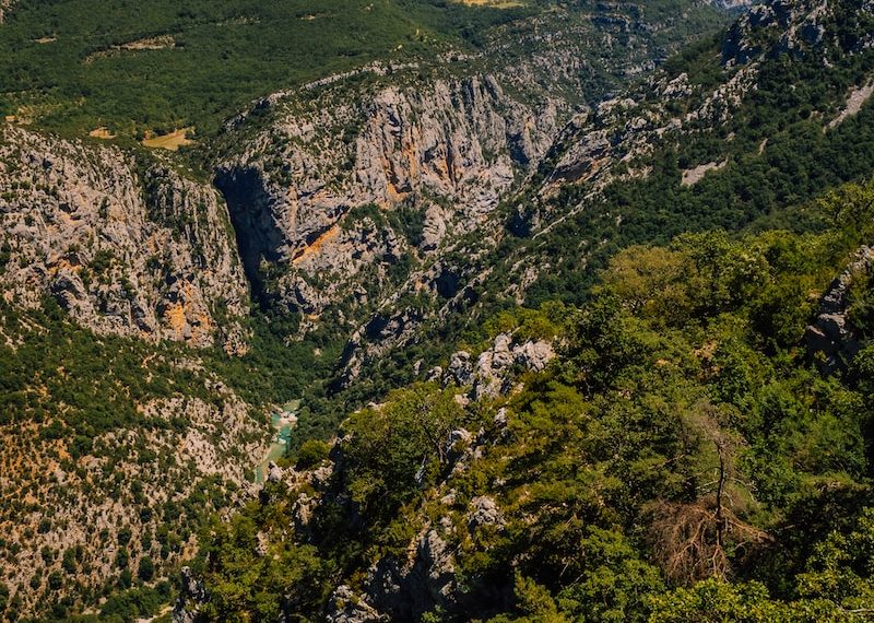 8 idées d'activités pour allier détente et aventure en montagne en été - plare. a view of a valley with a river running through it