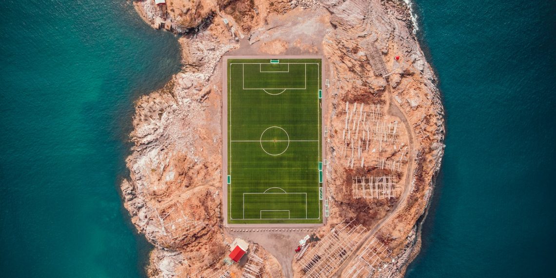Les 10 meilleures destinations pour des vacances d'été sportives - plare. aerial photography of soccer field near body of water