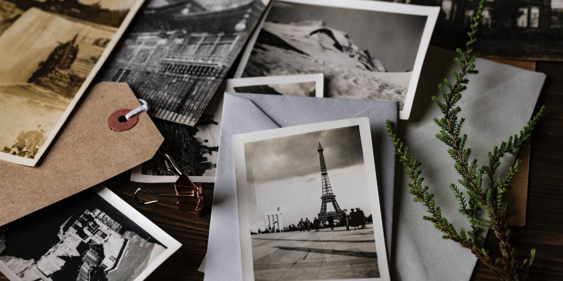10 astuces pour prendre des photos de vacances d'été inoubliables - plare. grayscale photo of Eiffel tower on top of white envelope