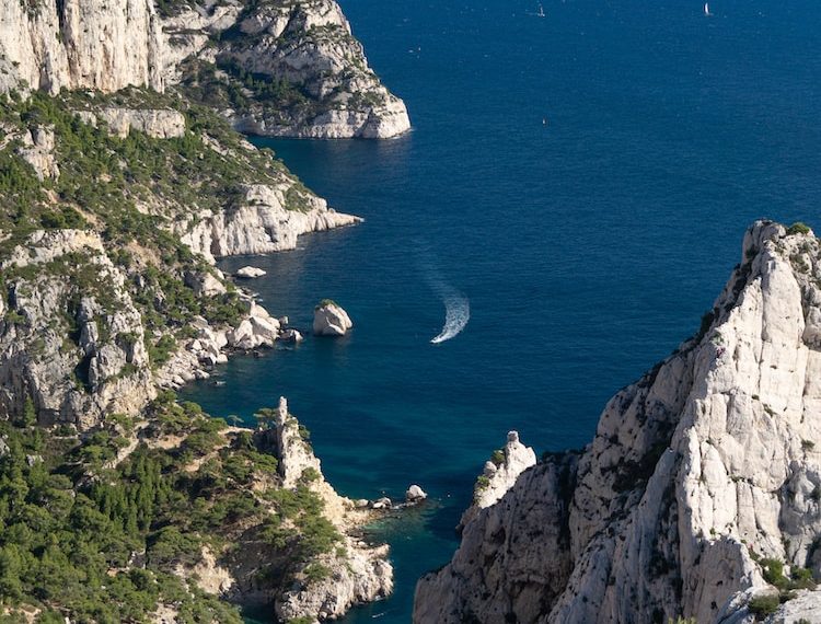 8 conseils pour bien préparer et organiser vos vacances d'été - plare. a view of a body of water from a cliff