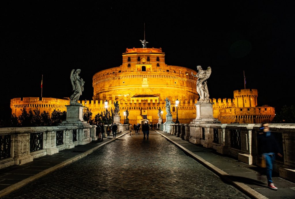 Que faire à Rome, la ville éternelle ? - plare. people walking on street near brown concrete building during nighttime