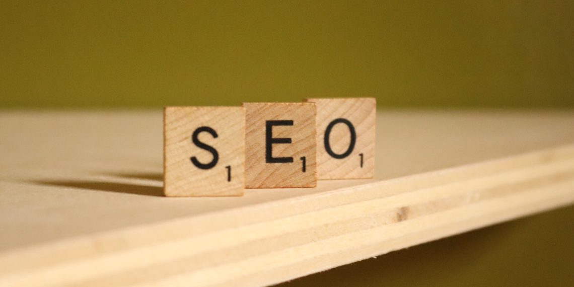 Tout savoir sur la meilleure agence seo optimize 360 - plare. a wooden block that says seo on it