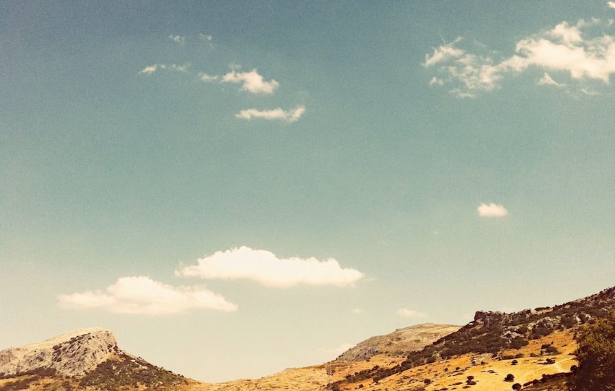 Les 7 meilleures routes panoramiques à parcourir en Espagne - plare. an empty road in the middle of the desert