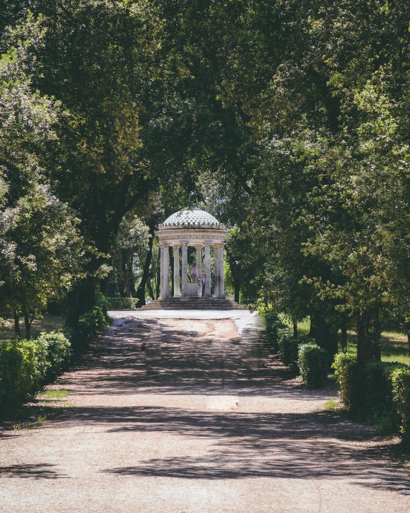 Que faire à Rome, la ville éternelle ? - plare. white gazebo surrounded of green leaf tree