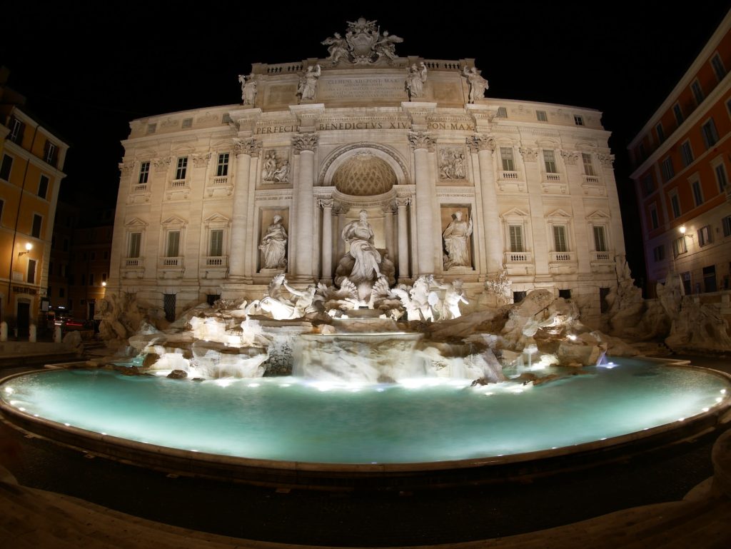 Histoire de la fontaine de Trevi - plare. white concrete building during daytime