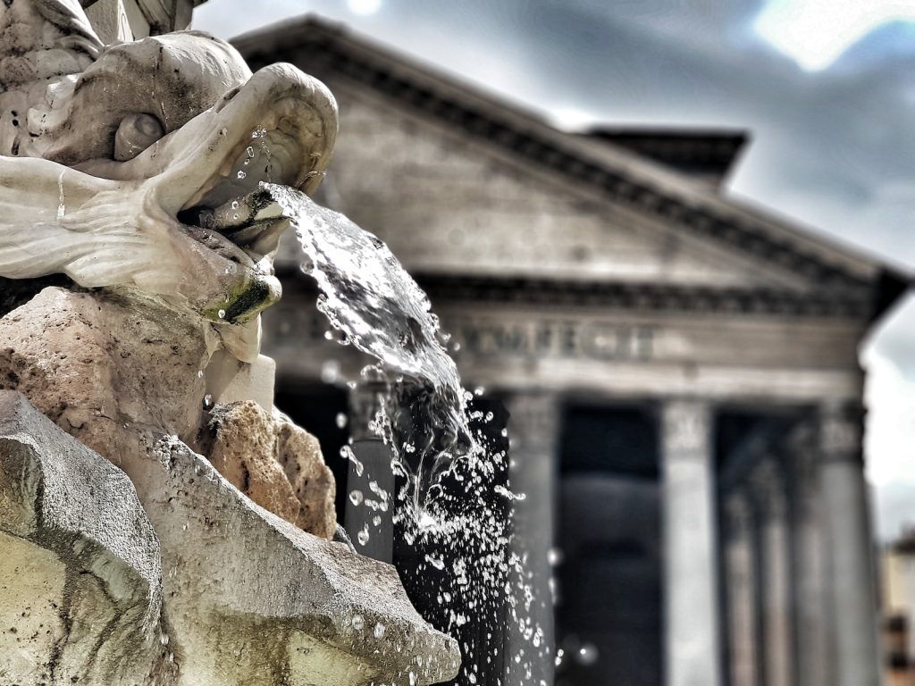 Le Panthéon de Rome est un des monuments les plus emblématiques de la ville éternelle. - plare. water fountain during daytime