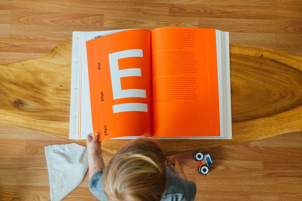 12 idées de livres pour les enfants de 2 à 3 ans - plare. orange and white book page