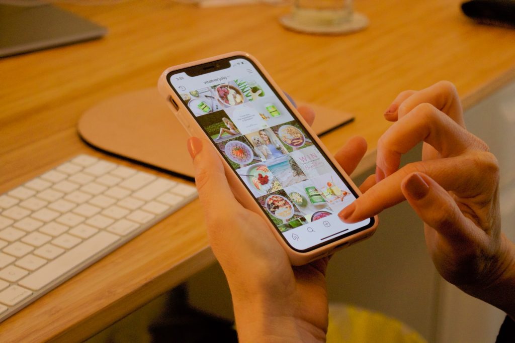 Comment améliorer votre position dans l’ordre d’affichage des Stories Instagram ? - plare. white Android smartphone