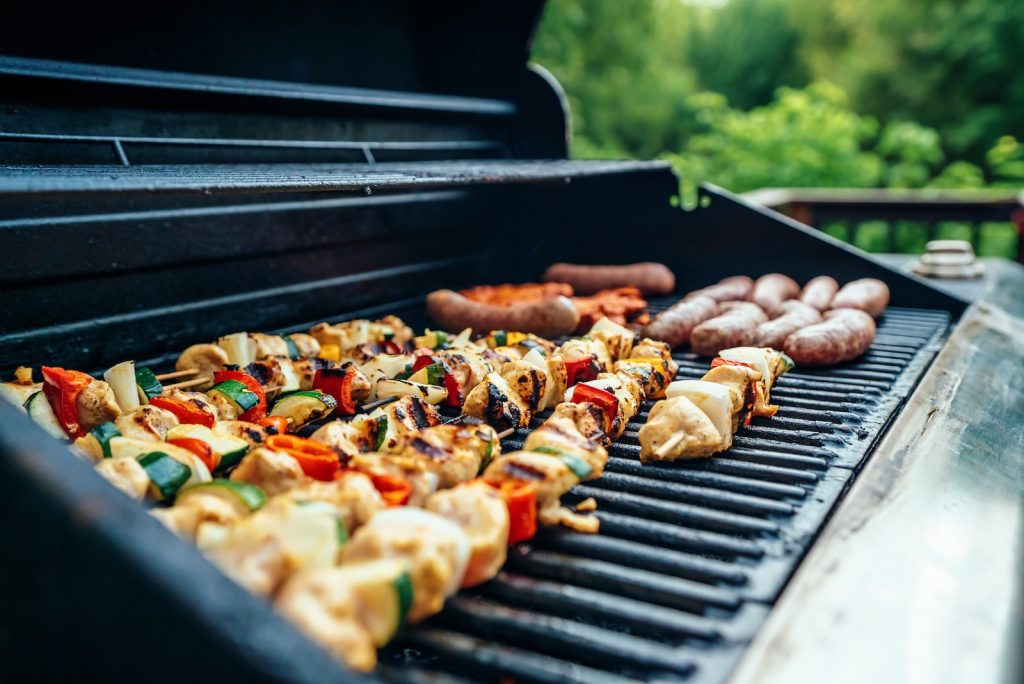 Comment bien choisir son barbecue à gaz ? - plare. grilled barbecues on black and gray grill