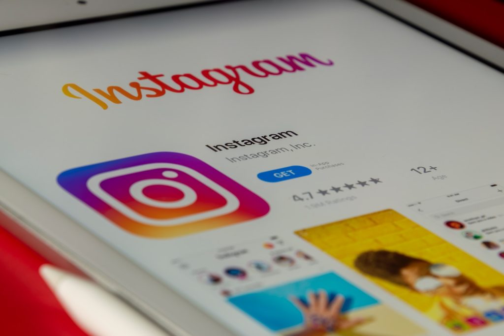 Comment améliorer votre position dans l’ordre d’affichage des Stories Instagram ? - plare. white and blue labeled book