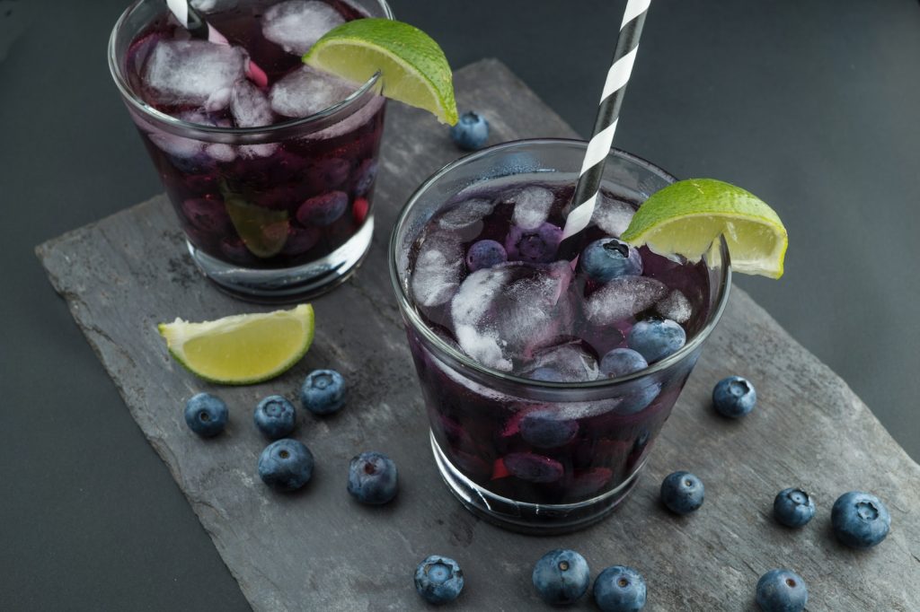 12 astuces de barman pour réussir vos cocktails à tous les coups - plare. rock glasses surrounded by blackberries