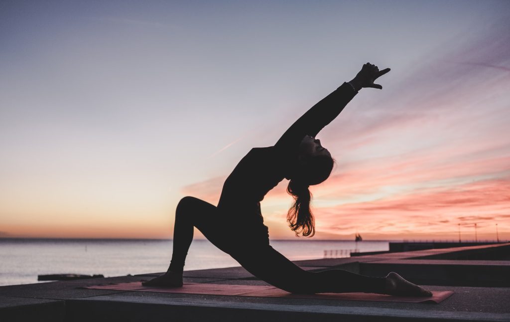Top 7 des exercices pour maigrir à la maison efficacement - plare. silhouette photography of woman doing yoga