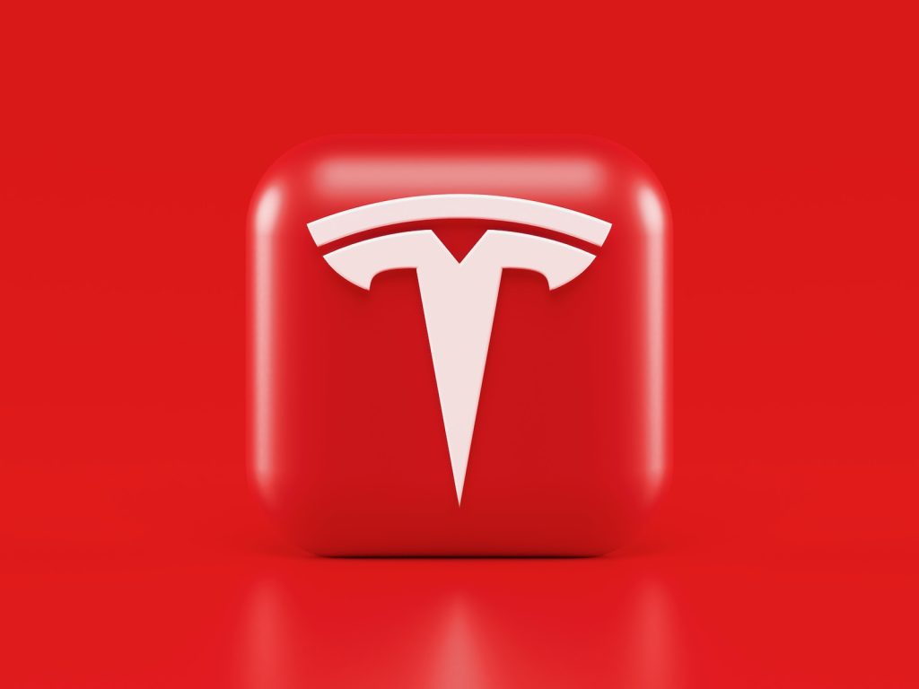 Tesla cybertruck - plare. red and white letter m