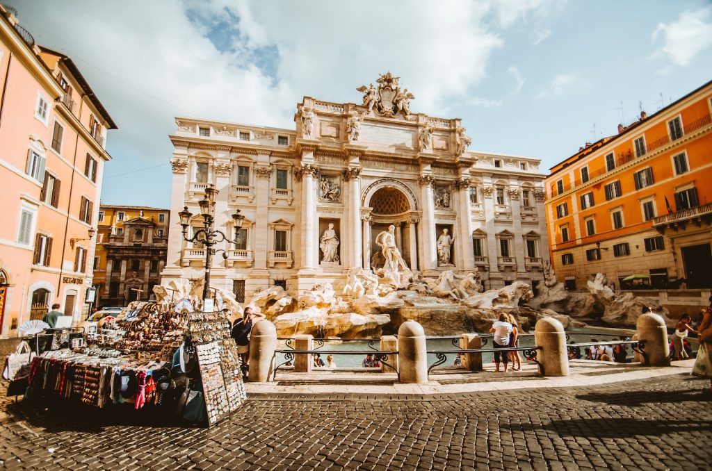Histoire de la fontaine de Trevi - plare. man standing in front of statue