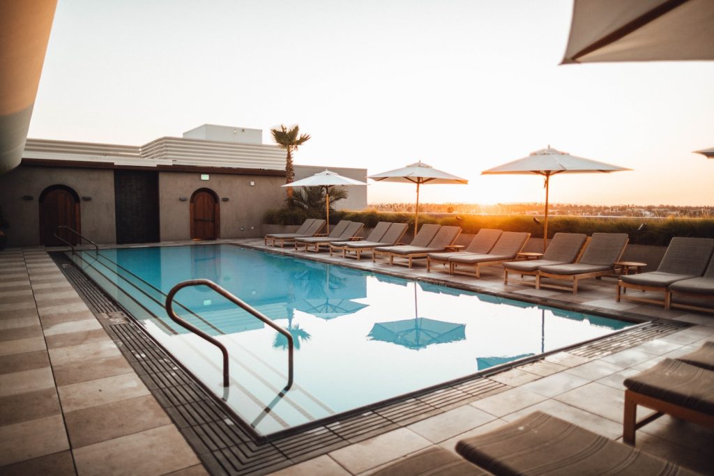 Comment préparer votre piscine pour l'hivernage ? - plare. blue swimming pool