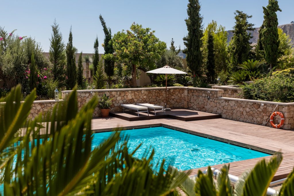 Comment préparer votre piscine pour l'hivernage ? - plare. white umbrella by the swimming pool