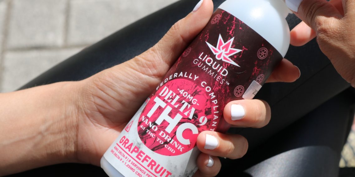 Les spray terpenes au CBD - plare. a person holding a bottle
