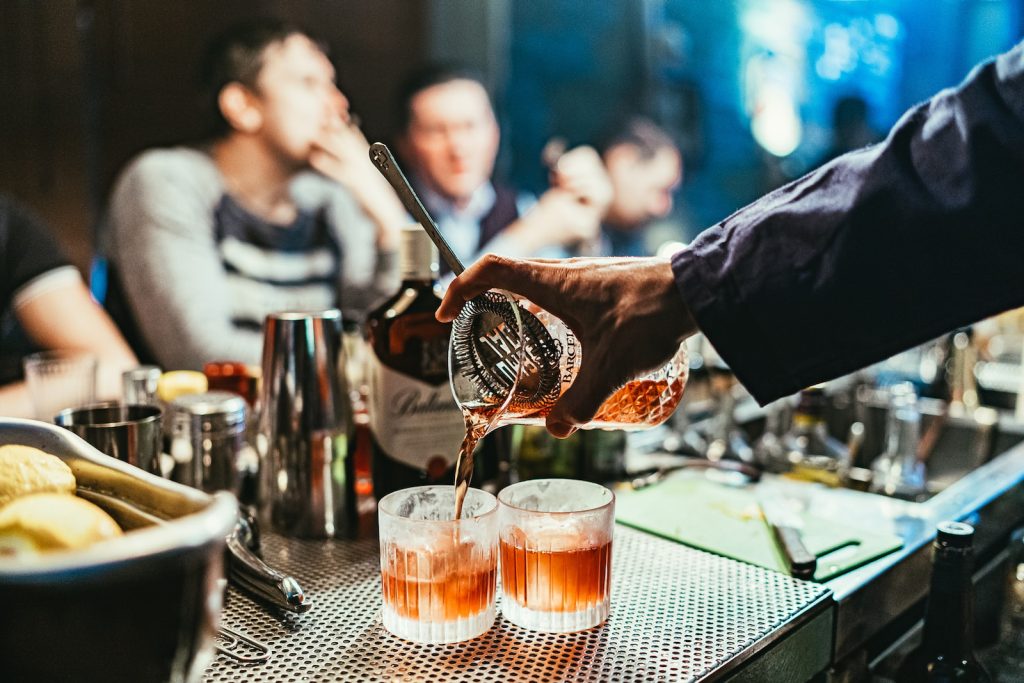 12 astuces de barman pour réussir vos cocktails à tous les coups - plare. man pouring drink
