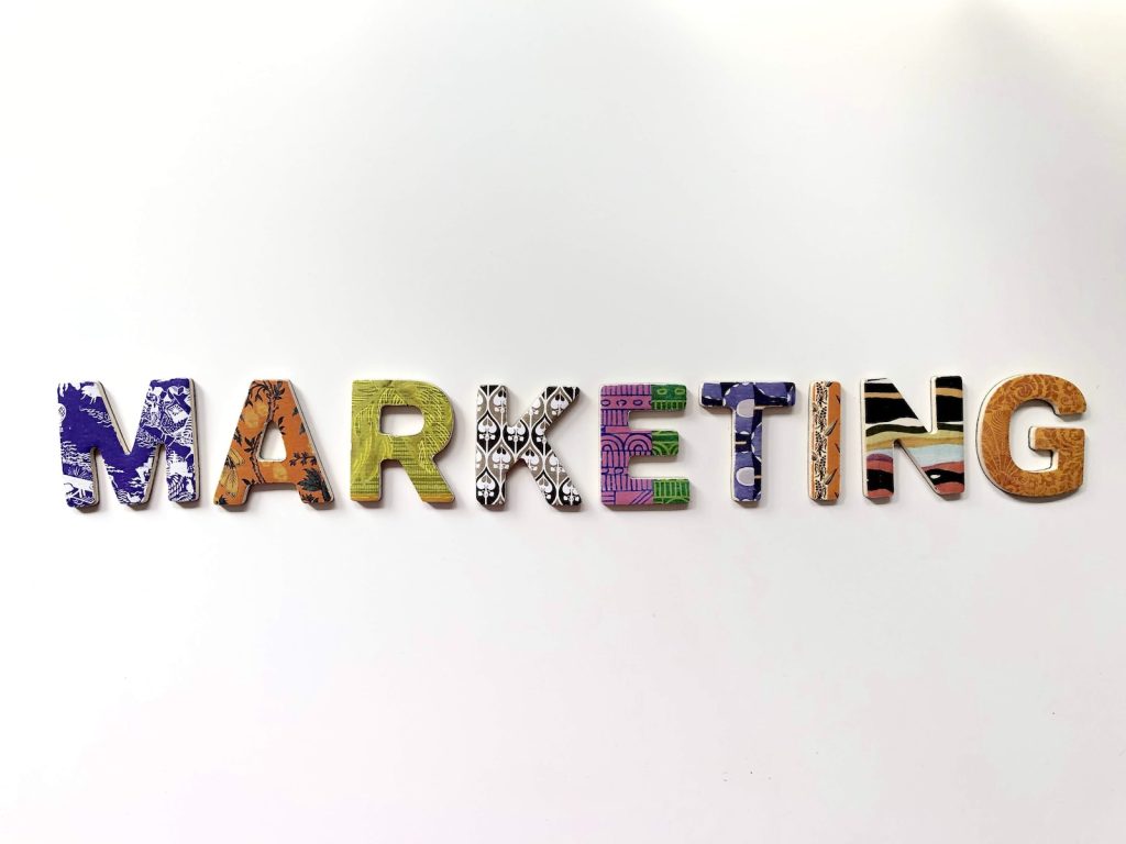 Trouvez une agence de communication à Reims - plare. multicolored marketing freestanding letter