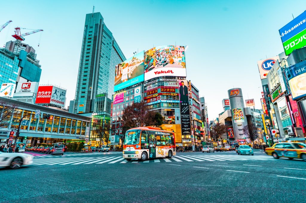 Découvrez Tokyo : temples, quartiers, nature, gastronomie et culture en 11 expériences uniques - plare. white and red buss on the middle of crossing street photo