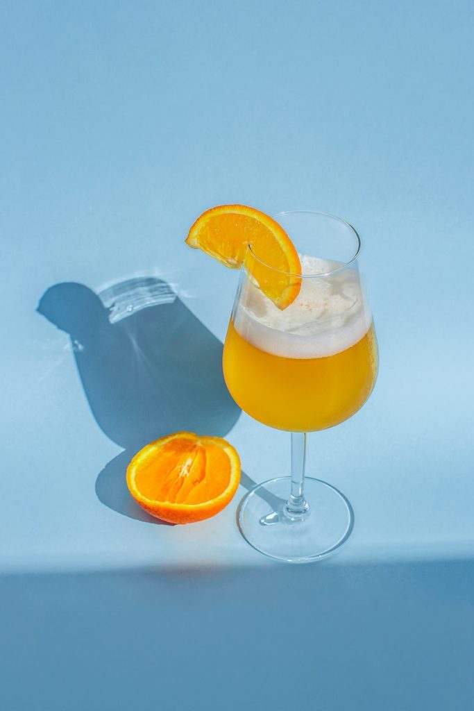 12 astuces de barman pour réussir vos cocktails à tous les coups - plare. clear wine glass beside sliced lime fruit