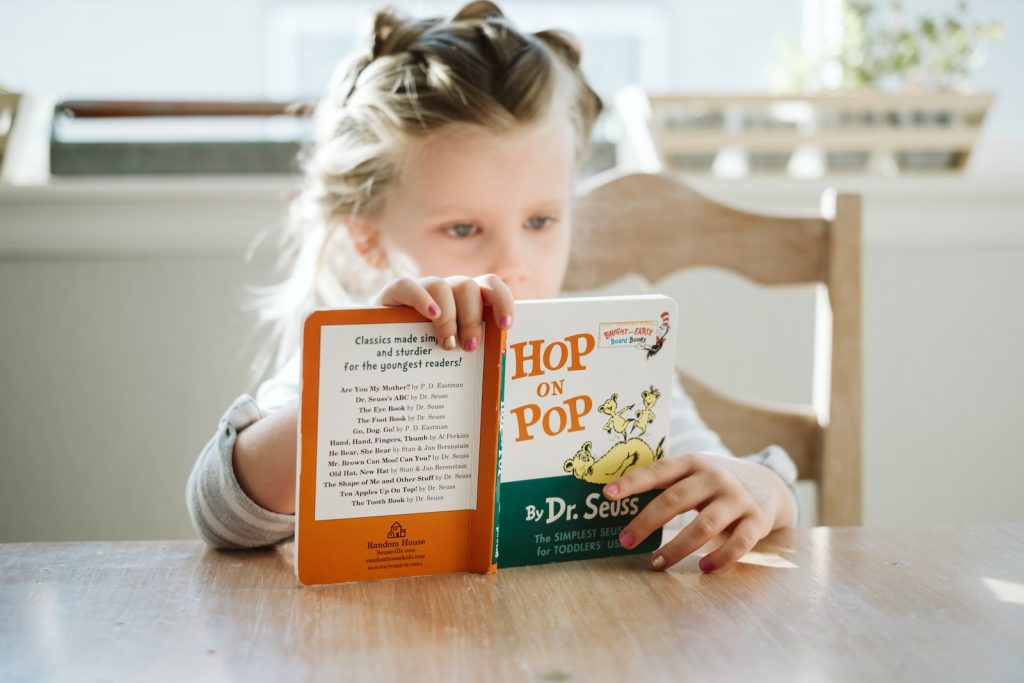 12 idées de livres pour les enfants de 2 à 3 ans - plare. girl sitting while reading book