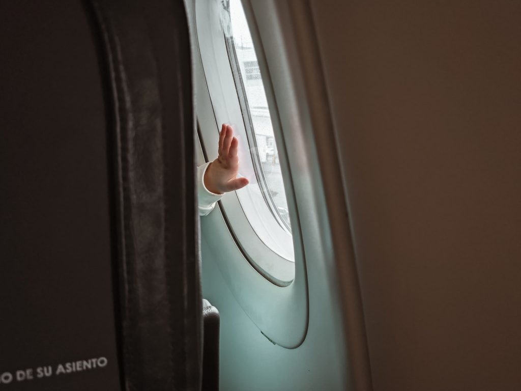 Comment voyager en avion avec un nourrisson ou un jeune enfant ? - plare. white and blue car door