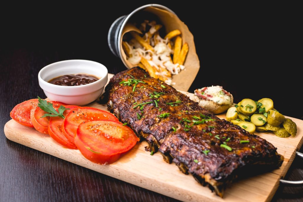 Comment bien choisir son barbecue à gaz ? - plare. roasted ribs with sliced tomatoes and potatoes
