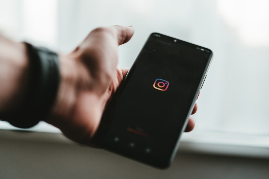 Comment améliorer votre position dans l’ordre d’affichage des Stories Instagram ? - plare. person holding black android smartphone