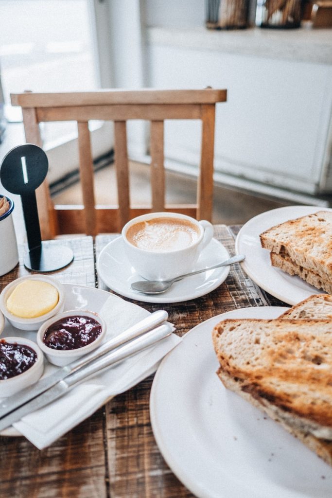 Week-end et séjour Dernière minute : Les meilleures offres et promotions - plare. cup of latte and sliced breads