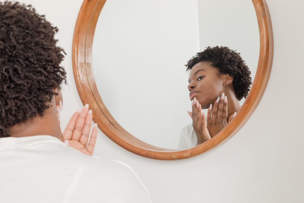 Guide expert pour choisir le meilleur nettoyant visage bio & respectueux de l'environnement - plare. man wearing white shirt facing on wall mirror