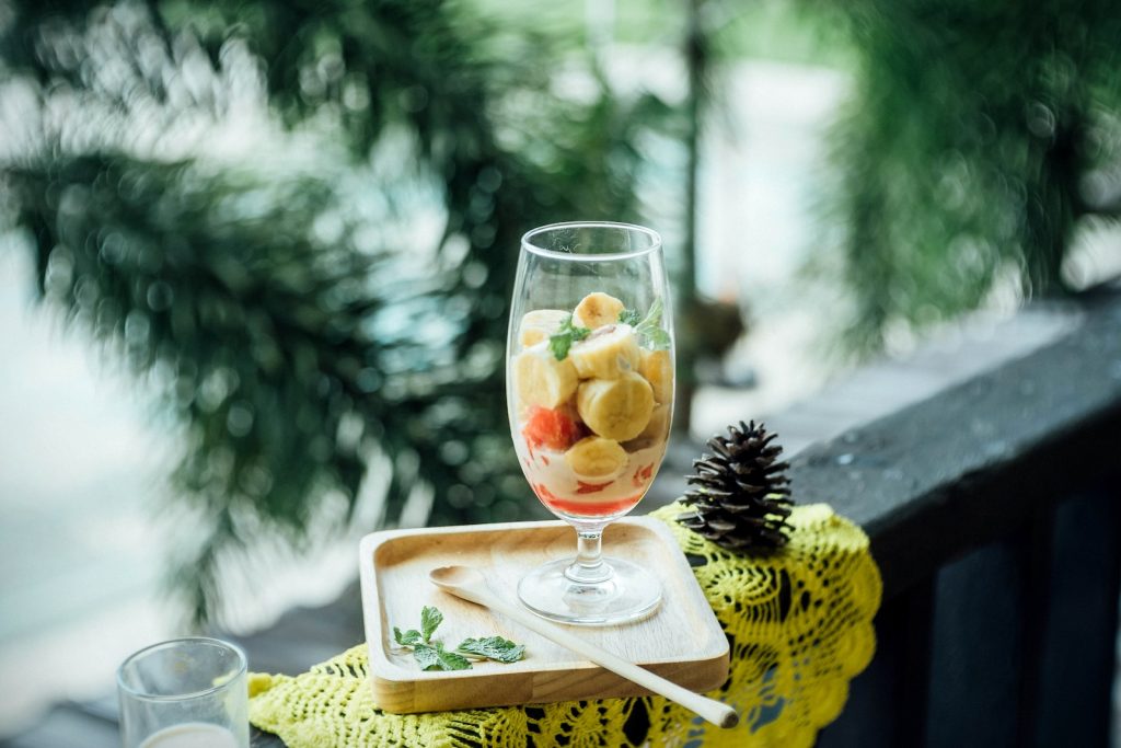 Guide ultime : Cultiver un potager de balcon bio en ville facilement - plare. clear footed glass filled with fruits on brown wooden tray