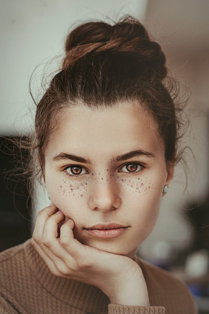 Guide expert pour choisir le meilleur nettoyant visage bio & respectueux de l'environnement - plare. smiling woman holding cheek