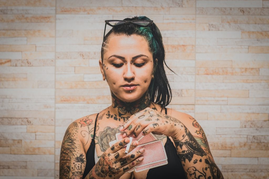 Boostez votre style estival avec les tatouages éphémères tendance ! - plare. woman with black and brown skull tattoo on her back