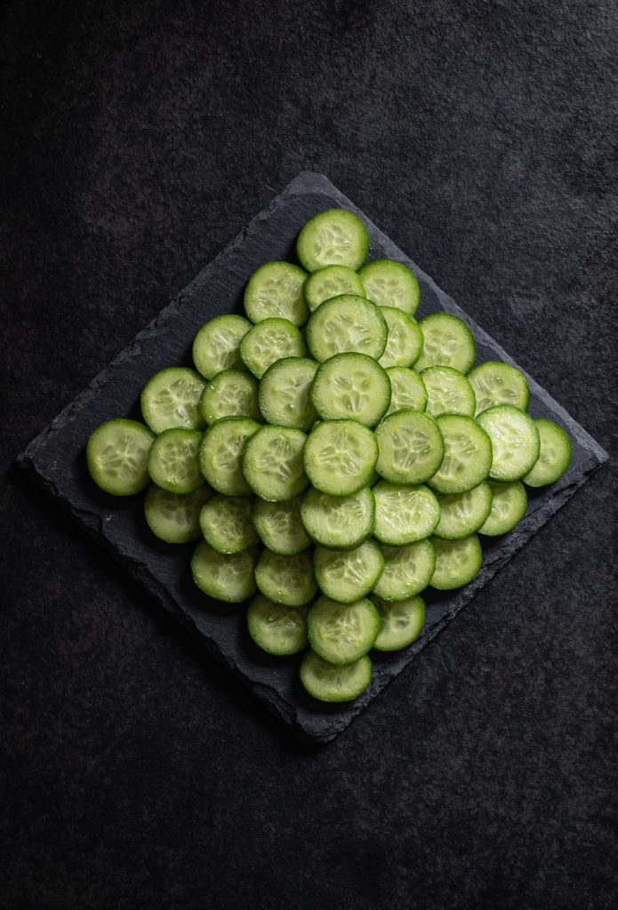 Concombre : Bénéfices, Recettes et Astuces pour une Alimentation Saine en Été - plare. green round fruit on black textile
