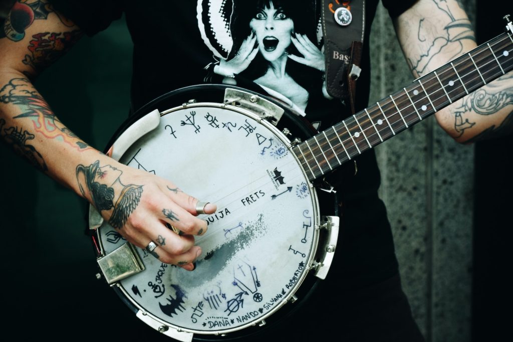 Boostez votre style estival avec les tatouages éphémères tendance ! - plare. person playing banjo