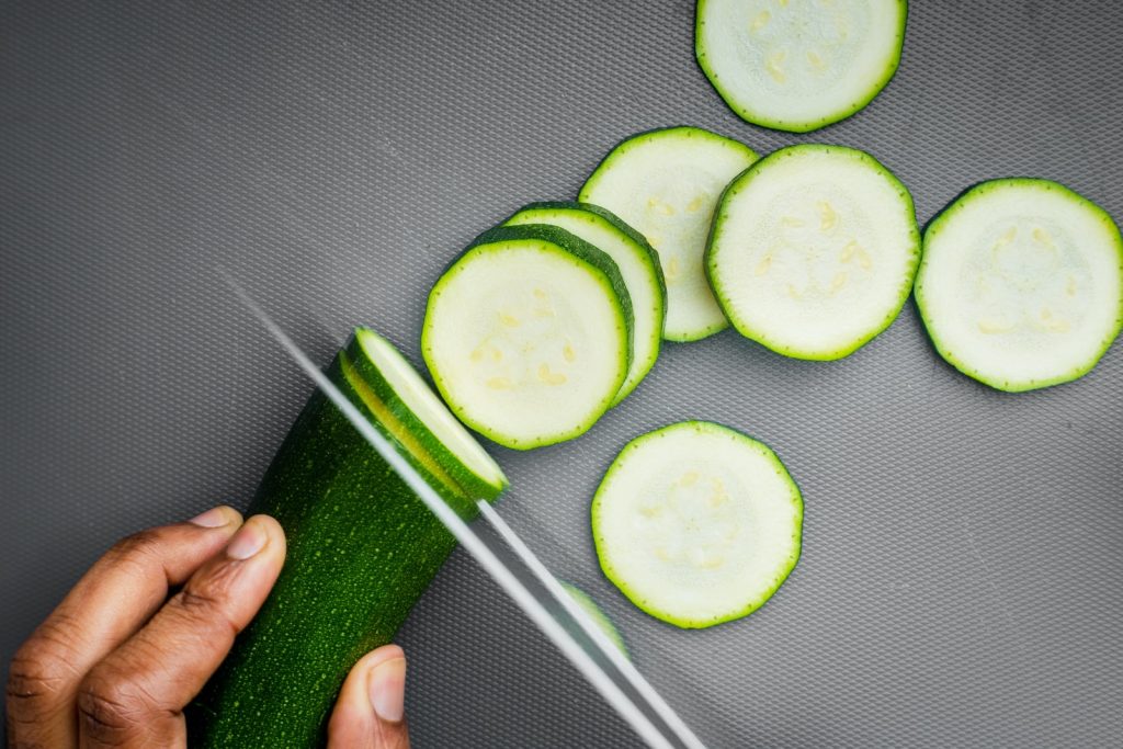 Concombre : Bénéfices, Recettes et Astuces pour une Alimentation Saine en Été - plare. sliced cucumber on black textile