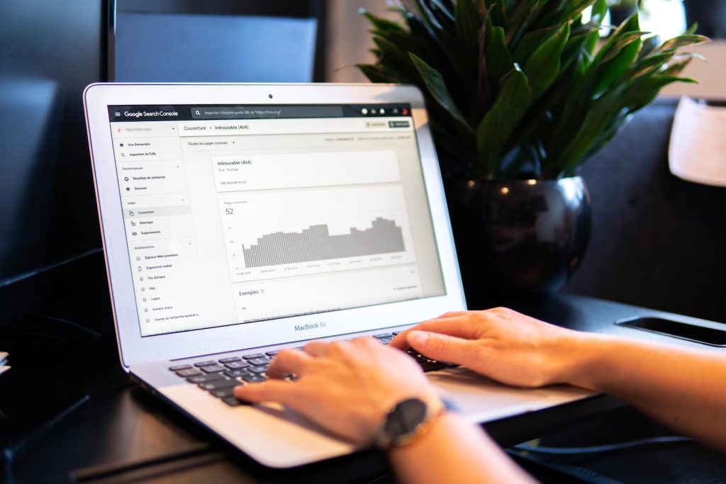 IA et SEO : Comment Optimiser votre Référencement avec l'Intelligence Artificielle - plare. person using macbook air on brown wooden table