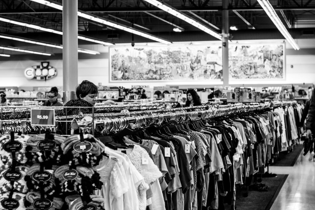 Découvrez la friperie : tendance mode éthique, économique et vintage pour femmes - plare. grayscale photography of people inside a clothing shop