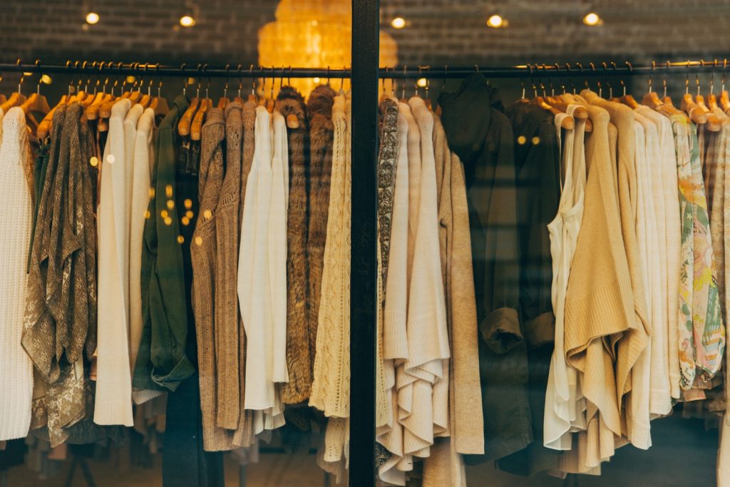 Découvrez la friperie : tendance mode éthique, économique et vintage pour femmes - plare. assorted-color hanging clothes lot