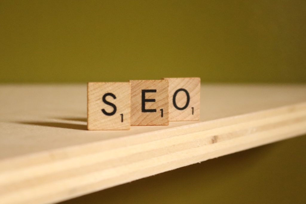 IA et SEO : Comment Optimiser votre Référencement avec l'Intelligence Artificielle - plare. a wooden block that says seo on it
