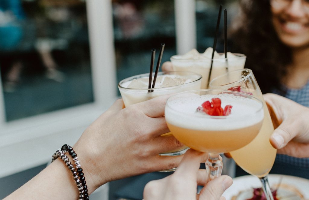 Le guide du brunch entre amis : nos idées pour le réussir - plare. person holding filled drinking glasses
