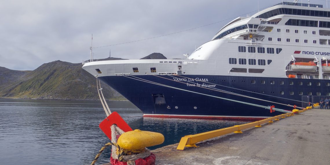 Nos astuces pour trouver une croisière au juste prix - plare. a large cruise ship docked at a dock