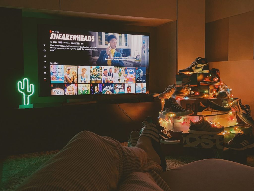 Comment accéder au catalogue Netflix US: Le guide complet - plare. black flat screen tv turned on displaying man in black suit