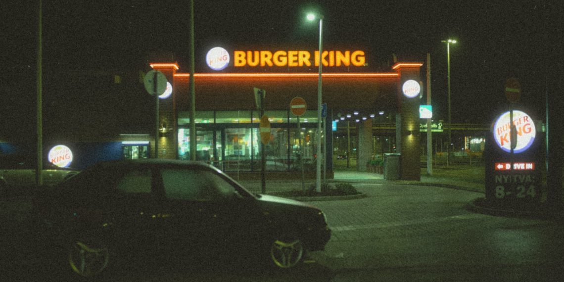 Burger King et Quick : La question du caractère halal - plare. a car parked in front of a burger king restaurant