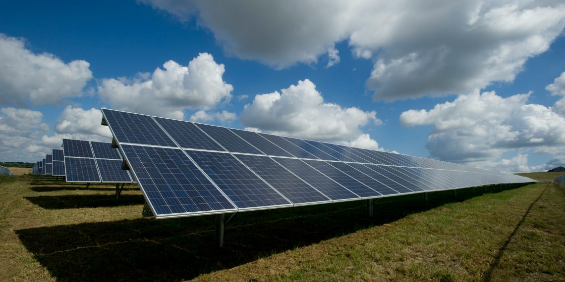 Comment les Kits Solaires UpWatt transforment-ils votre habitat en source d'énergie durable ? - plare. découvrez nos kits solaires pour une énergie propre et renouvelable. équipez-vous en panneaux solaires, batteries et régulateurs pour une installation facile et durable.